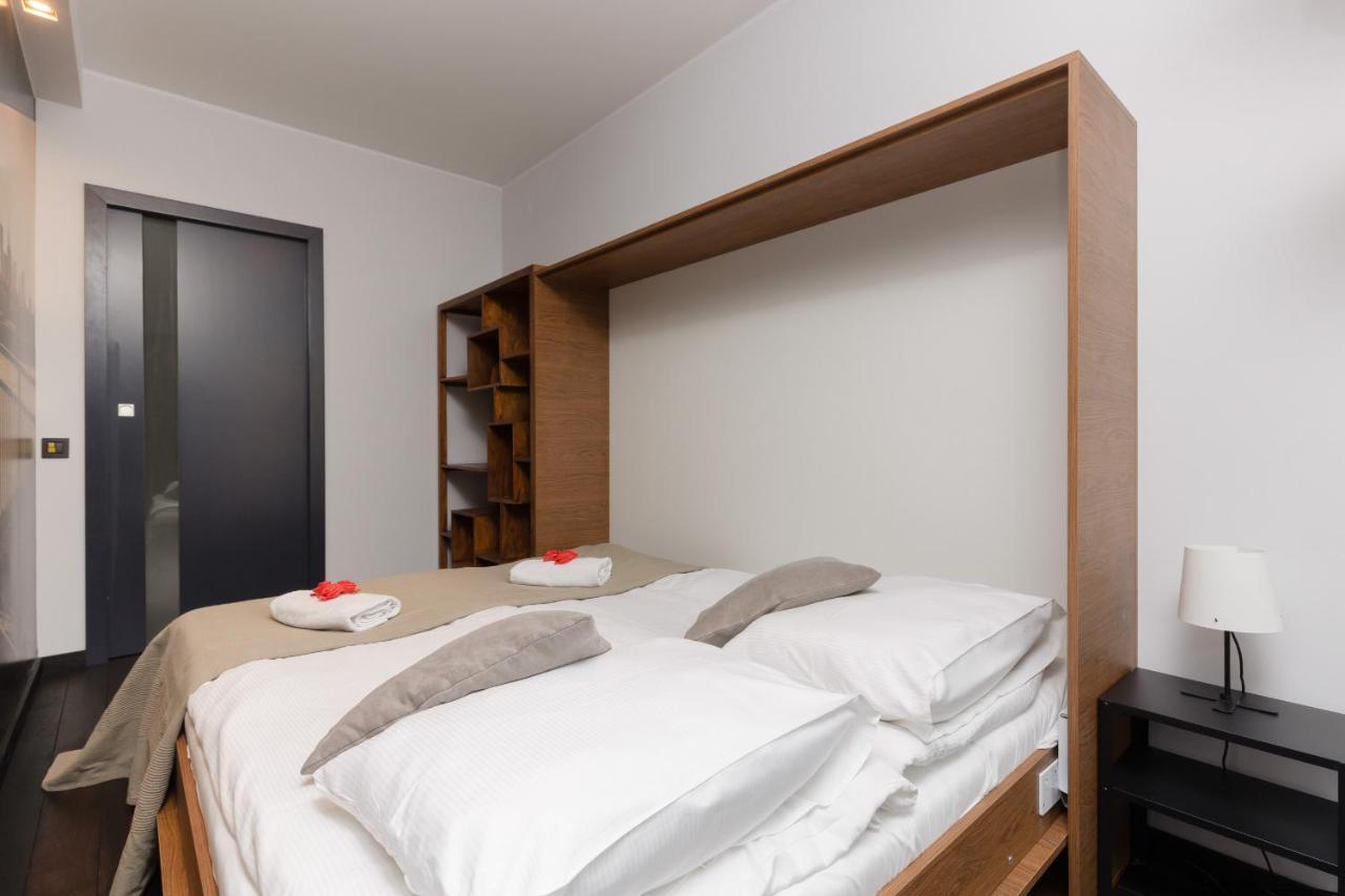 Warsaw Srodmiescie Riverside Three-Bedroom Apartment By Renters Exterior photo